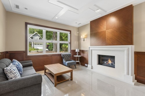 1250 Sinclair Street, West Vancouver, BC - Indoor Photo Showing Living Room With Fireplace