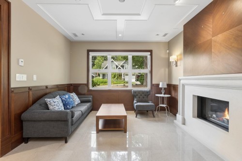 1250 Sinclair Street, West Vancouver, BC - Indoor Photo Showing Living Room With Fireplace
