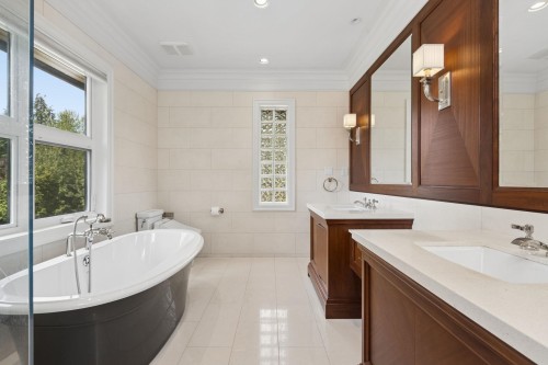 1250 Sinclair Street, West Vancouver, BC - Indoor Photo Showing Bathroom