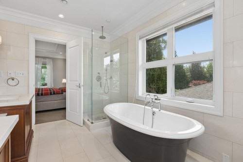 1250 Sinclair Street, West Vancouver, BC - Indoor Photo Showing Bathroom