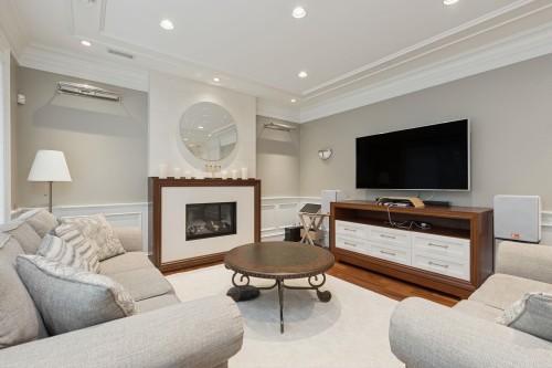 1250 Sinclair Street, West Vancouver, BC - Indoor Photo Showing Living Room With Fireplace