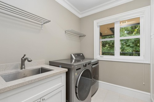 1250 Sinclair Street, West Vancouver, BC - Indoor Photo Showing Laundry Room