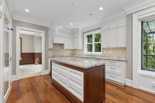 1250 Sinclair Street, West Vancouver, BC - Indoor Photo Showing Kitchen With Upgraded Kitchen