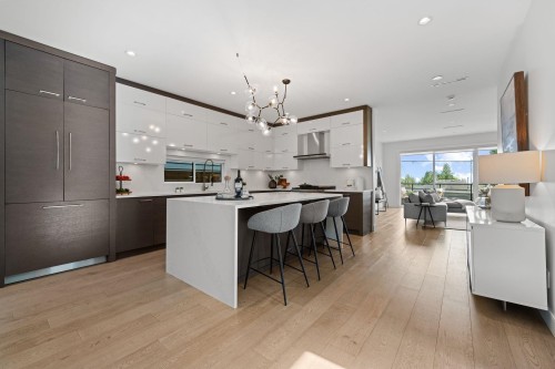 231 27 Street E, North Vancouver, BC - Indoor Photo Showing Kitchen