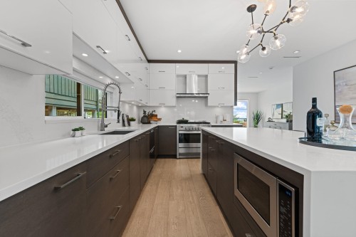 231 27 Street E, North Vancouver, BC - Indoor Photo Showing Kitchen With Upgraded Kitchen