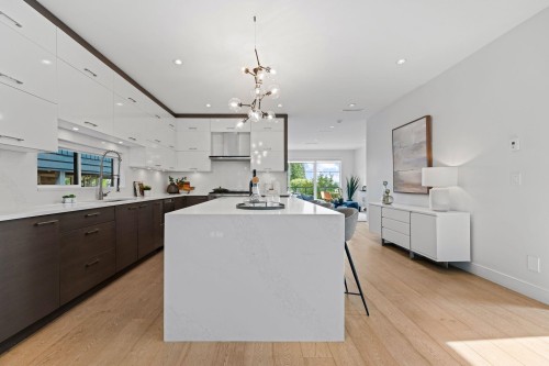 231 27 Street E, North Vancouver, BC - Indoor Photo Showing Kitchen