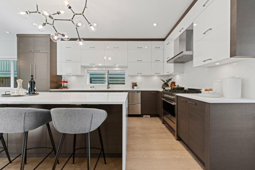 231 27 Street E, North Vancouver, BC - Indoor Photo Showing Kitchen With Upgraded Kitchen