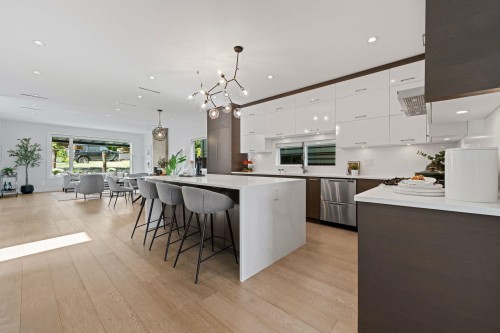 231 27 Street E, North Vancouver, BC - Indoor Photo Showing Kitchen With Upgraded Kitchen