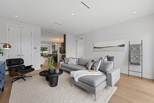 231 27 Street E, North Vancouver, BC - Indoor Photo Showing Living Room
