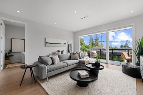 231 27 Street E, North Vancouver, BC - Indoor Photo Showing Living Room