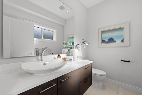 231 27 Street E, North Vancouver, BC - Indoor Photo Showing Bathroom