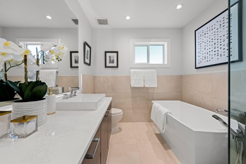 231 27 Street E, North Vancouver, BC - Indoor Photo Showing Bathroom