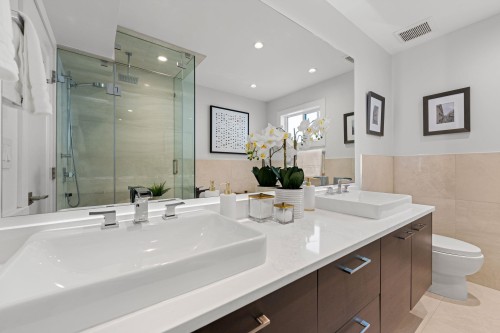 231 27 Street E, North Vancouver, BC - Indoor Photo Showing Bathroom