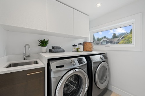 231 27 Street E, North Vancouver, BC - Indoor Photo Showing Laundry Room