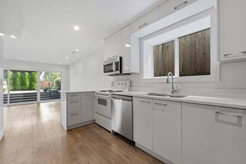 231 27 Street E, North Vancouver, BC - Indoor Photo Showing Kitchen With Double Sink