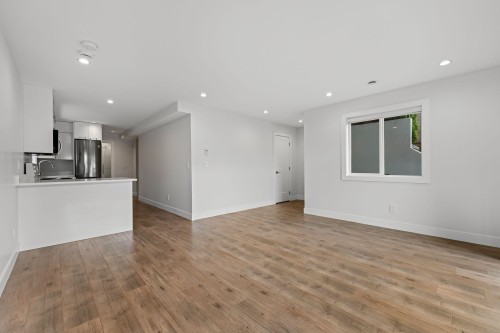 231 27 Street E, North Vancouver, BC - Indoor Photo Showing Kitchen