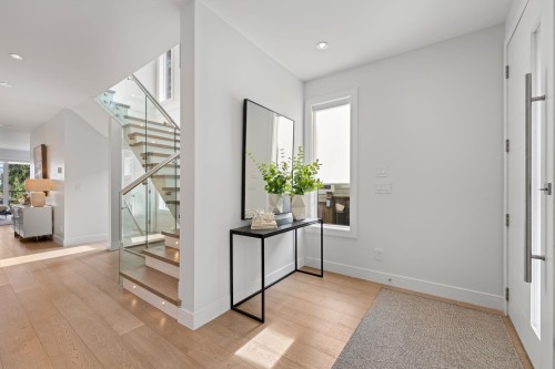 231 27 Street E, North Vancouver, BC - Indoor Photo Showing Other Room
