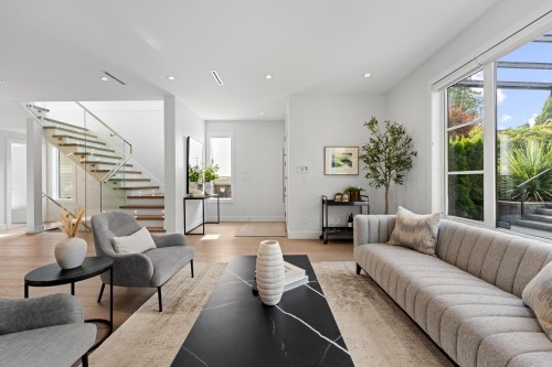 231 27 Street E, North Vancouver, BC - Indoor Photo Showing Living Room