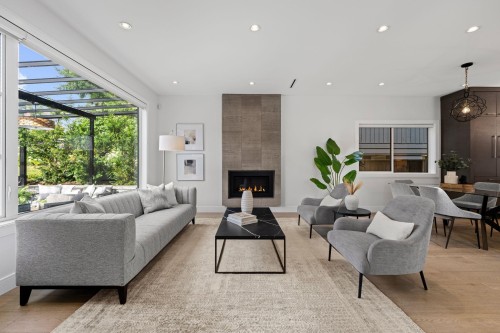 231 27 Street E, North Vancouver, BC - Indoor Photo Showing Living Room With Fireplace