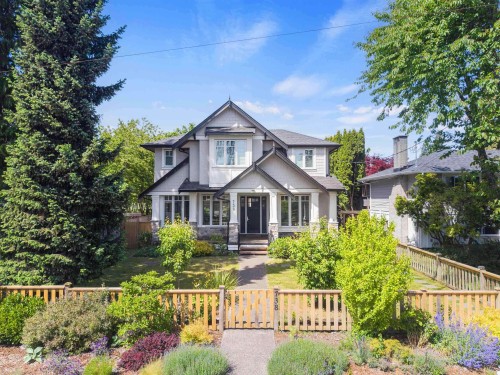 738 13Th Street E, North Vancouver, BC 