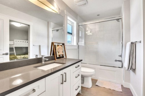 738 13Th Street E, North Vancouver, BC 