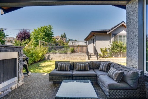 738 13Th Street E, North Vancouver, BC 