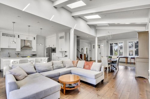 738 13Th Street E, North Vancouver, BC 