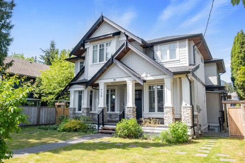 738 13Th Street E, North Vancouver, BC 