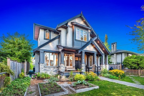738 13Th Street E, North Vancouver, BC 
