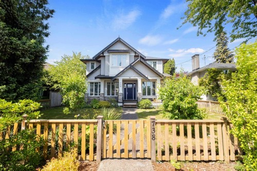738 13Th Street E, North Vancouver, BC 