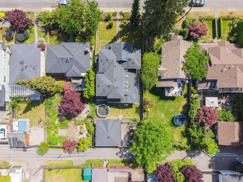738 13Th Street E, North Vancouver, BC 