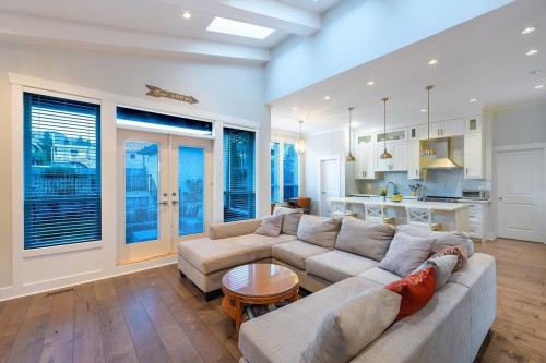 738 13Th Street E, North Vancouver, BC 