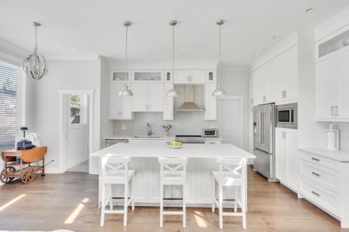 738 13Th Street E, North Vancouver, BC 