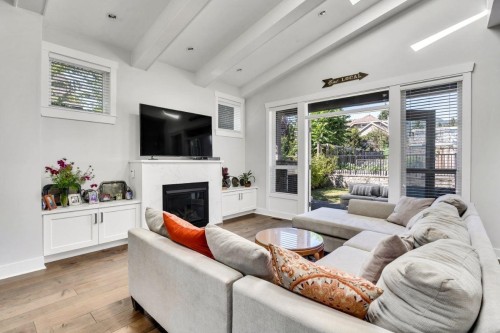 738 13Th Street E, North Vancouver, BC 