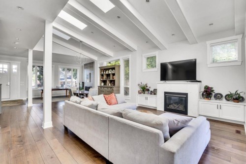 738 13Th Street E, North Vancouver, BC 