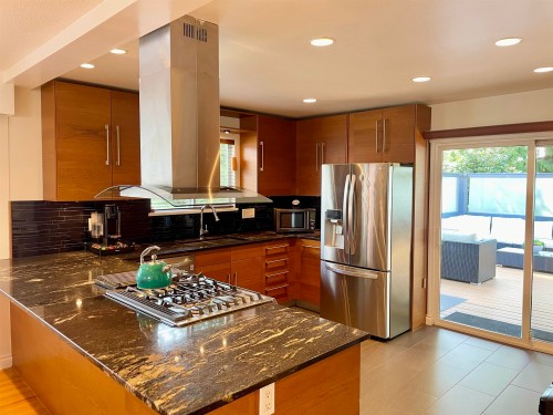 2549 Bendale Road, North Vancouver, BC - Indoor Photo Showing Kitchen