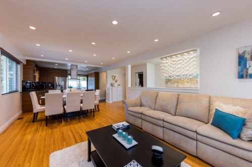2549 Bendale Road, North Vancouver, BC - Indoor Photo Showing Living Room