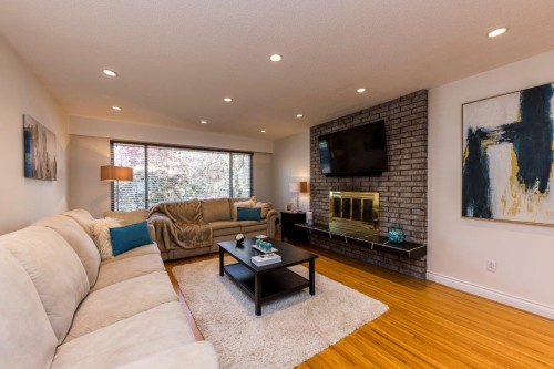 2549 Bendale Road, North Vancouver, BC - Indoor Photo Showing Living Room With Fireplace