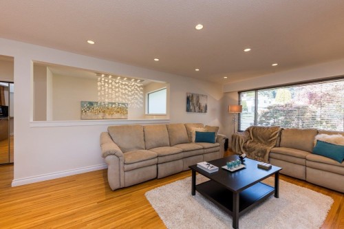 2549 Bendale Road, North Vancouver, BC - Indoor Photo Showing Living Room