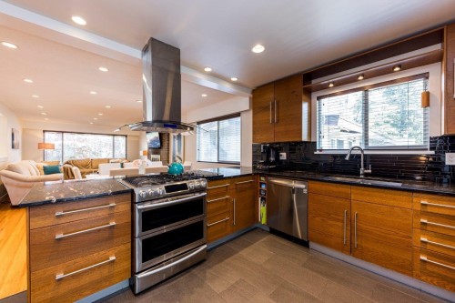 2549 Bendale Road, North Vancouver, BC - Indoor Photo Showing Kitchen