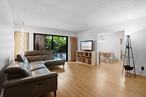 909 Seymour Boulevard, North Vancouver, BC - Indoor Photo Showing Living Room