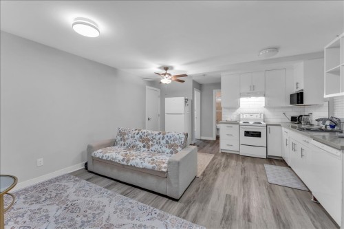 3474 Gislason Avenue, Coquitlam, BC - Indoor Photo Showing Kitchen