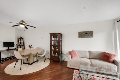 B310-40120 Willow Crescent, Squamish, BC - Indoor Photo Showing Living Room