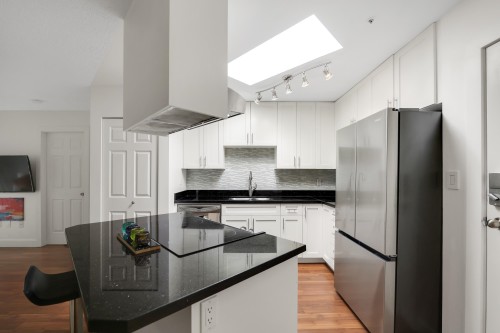 B310-40120 Willow Crescent, Squamish, BC - Indoor Photo Showing Kitchen
