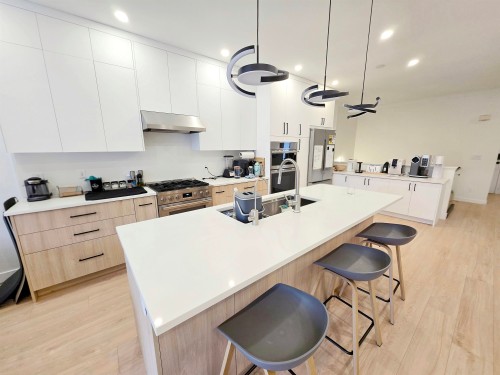 20-5201 Oakmount Crescent, Burnaby, BC - Indoor Photo Showing Kitchen With Double Sink With Upgraded Kitchen