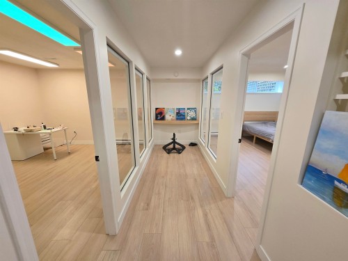 20-5201 Oakmount Crescent, Burnaby, BC - Indoor Photo Showing Other Room