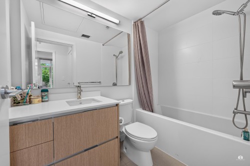 105-8940 University Crescent, Burnaby, BC - Indoor Photo Showing Bathroom