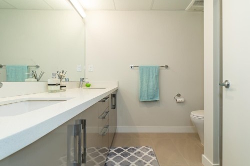 218-10177 River Drive, Richmond, BC - Indoor Photo Showing Bathroom