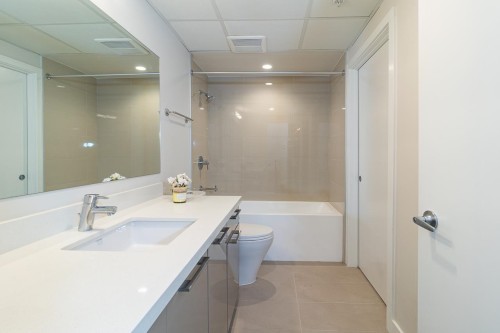 218-10177 River Drive, Richmond, BC - Indoor Photo Showing Bathroom