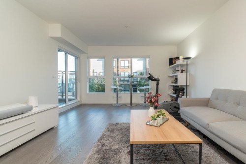 218-10177 River Drive, Richmond, BC - Indoor Photo Showing Living Room